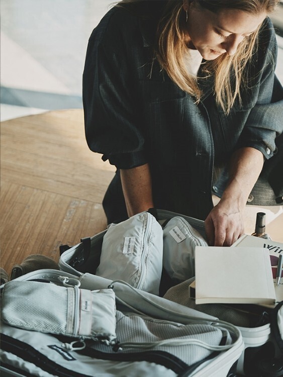 DEAN & DELUCAとBRIEFINGがコラボ。「食を巡る旅」をテーマにしたキャリーケースが登場