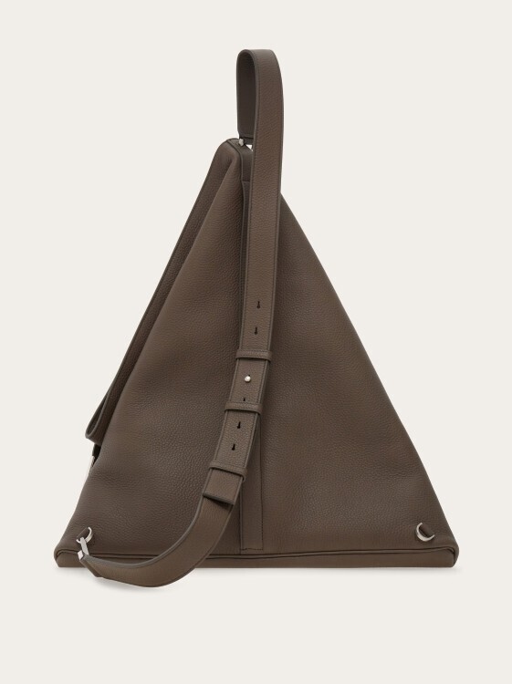 フェラガモからユニークなフォルムのメンズ新作バッグが登場。アーカイブバッグからインスピレーション