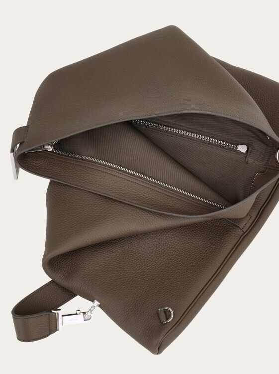 フェラガモからユニークなフォルムのメンズ新作バッグが登場。アーカイブバッグからインスピレーション