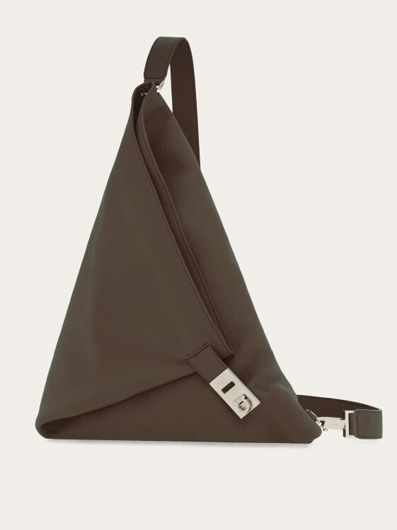 フェラガモからユニークなフォルムのメンズ新作バッグが登場。アーカイブバッグからインスピレーション