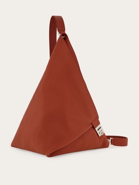 フェラガモからユニークなフォルムのメンズ新作バッグが登場。アーカイブバッグからインスピレーション