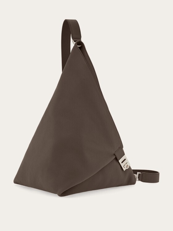 フェラガモからユニークなフォルムのメンズ新作バッグが登場。アーカイブバッグからインスピレーション