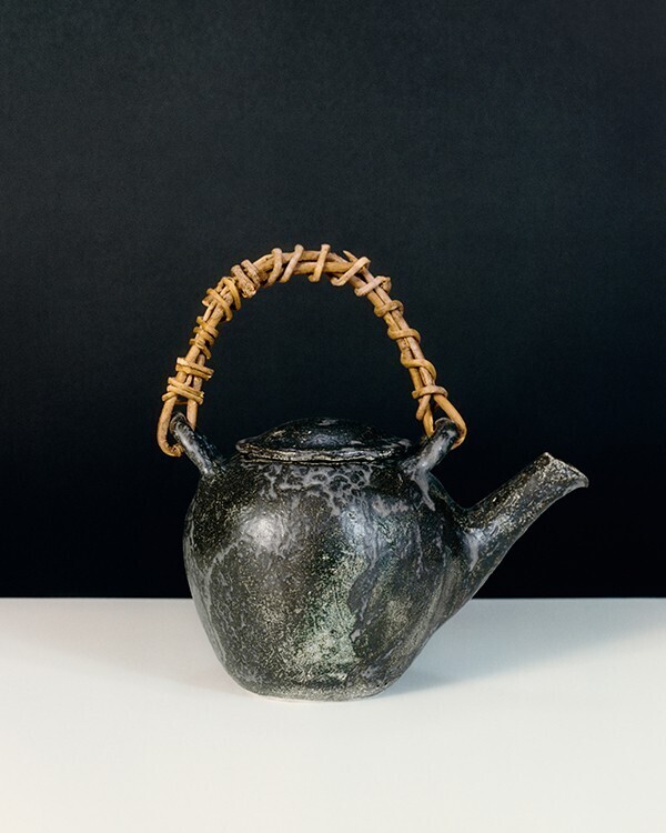 ロエベのミラノサローネ 2025は世界で活躍する25名に制作を依頼したティーポットのコレクション