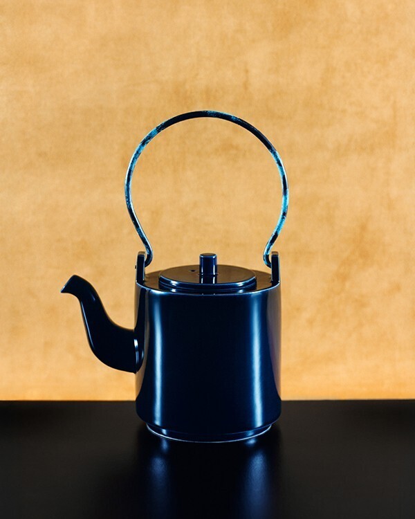 ロエベのミラノサローネ 2025は世界で活躍する25名に制作を依頼したティーポットのコレクション