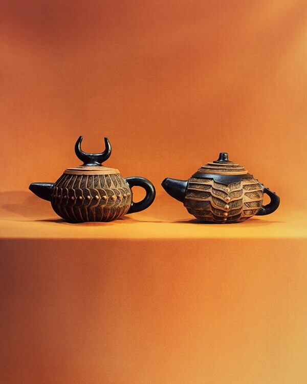 ロエベのミラノサローネ 2025は世界で活躍する25名に制作を依頼したティーポットのコレクション