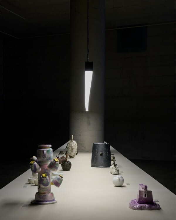 ロエベのミラノサローネ 2025は世界で活躍する25名に制作を依頼したティーポットのコレクション