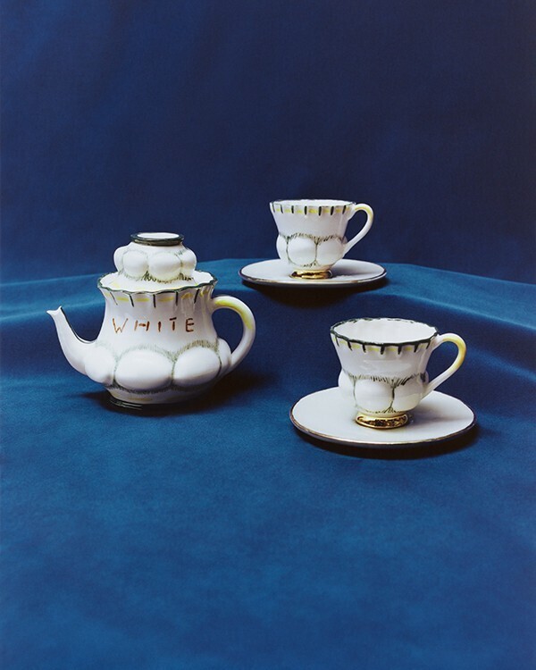 ロエベのミラノサローネ 2025は世界で活躍する25名に制作を依頼したティーポットのコレクション