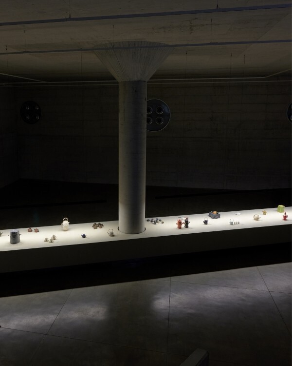 ロエベのミラノサローネ 2025は世界で活躍する25名に制作を依頼したティーポットのコレクション