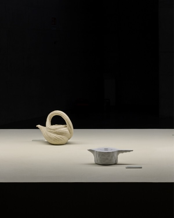 ロエベのミラノサローネ 2025は世界で活躍する25名に制作を依頼したティーポットのコレクション