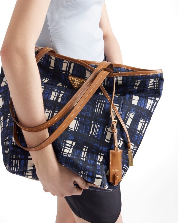 プラダから再生ナイロンを使用した日本限定のトートバッグが登場