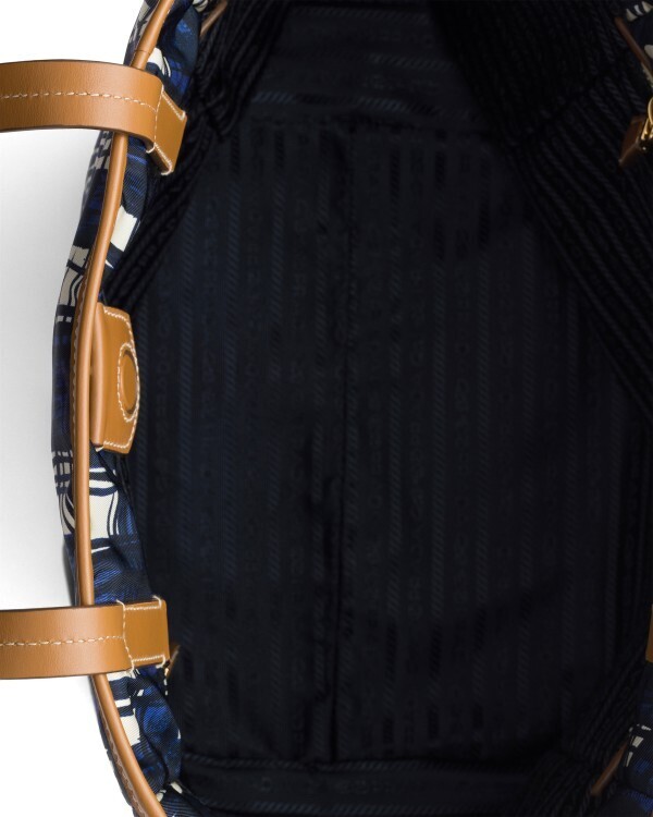 プラダから再生ナイロンを使用した日本限定のトートバッグが登場