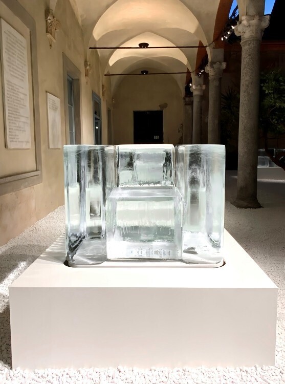 吉岡徳仁がミラノデザインウィーク2025で氷の椅子「Aqua Chair」のインスタレーションを発表