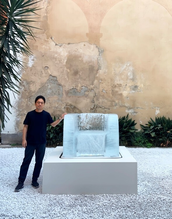 吉岡徳仁がミラノデザインウィーク2025で氷の椅子「Aqua Chair」のインスタレーションを発表