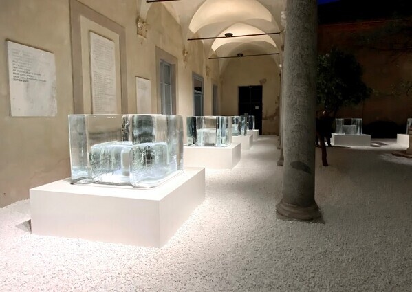 吉岡徳仁がミラノデザインウィーク2025で氷の椅子「Aqua Chair」のインスタレーションを発表