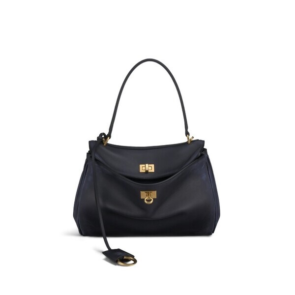 バレンシアガの銀座旗艦店が1周年。陶器の茶碗や銀座店限定色のバッグが登場