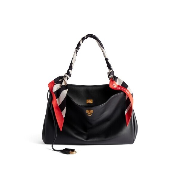 バレンシアガの銀座旗艦店が1周年。陶器の茶碗や銀座店限定色のバッグが登場