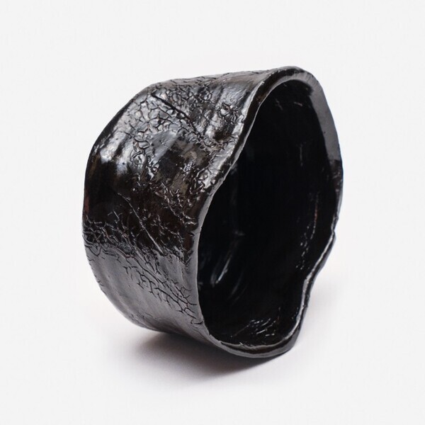 バレンシアガの銀座旗艦店が1周年。陶器の茶碗や銀座店限定色のバッグが登場