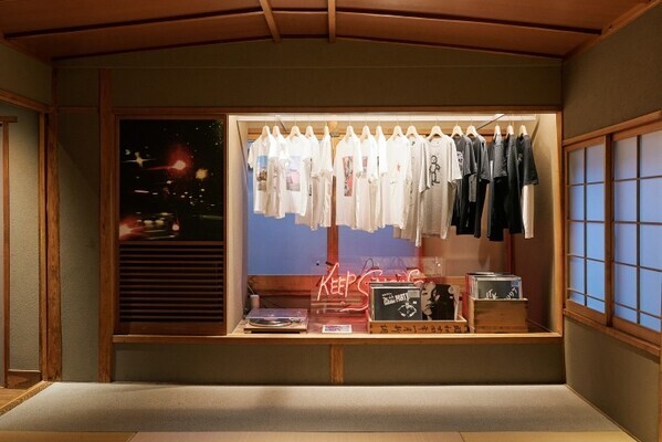 アニエスベー京都祇園店が2周年。コレクションアーカイブなどを展示販売