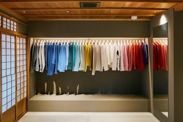 アニエスベー京都祇園店が2周年。コレクションアーカイブなどを展示販売