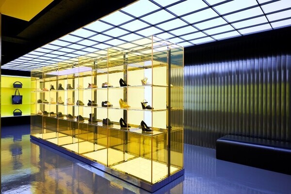 オニツカタイガーがイエローコレクションのコンセプトストアを表参道にオープン