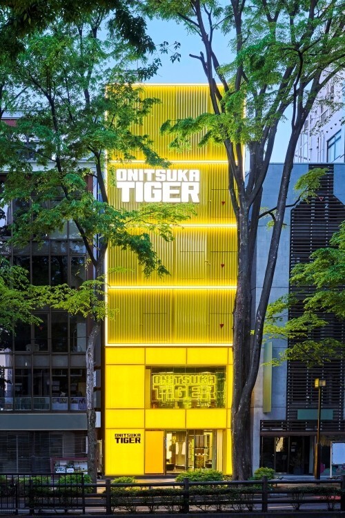 オニツカタイガーがイエローコレクションのコンセプトストアを表参道にオープン