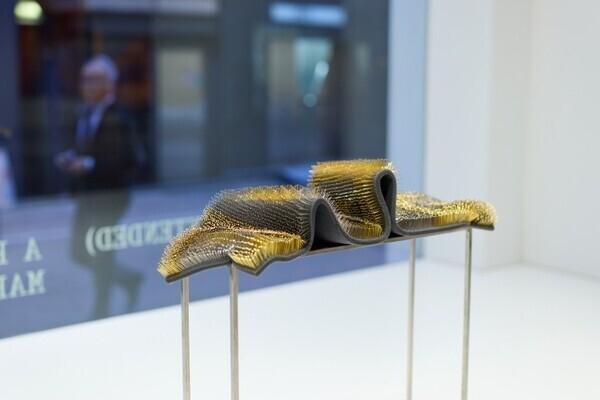 イッセイミヤケの服づくりに宿るクラフツマンシップ、テキスタイルの特性から着想を得たインスタレーションを大阪で開催