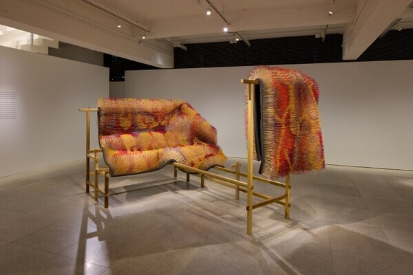 イッセイミヤケの服づくりに宿るクラフツマンシップ、テキスタイルの特性から着想を得たインスタレーションを大阪で開催