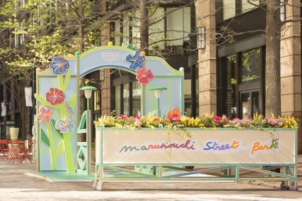 ヴァンクリーフ＆アーペルが東京・丸の内仲通りを舞台に、特別な季節の到来を祝う魅惑の祭典を演出