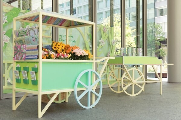 ヴァンクリーフ＆アーペルが東京・丸の内仲通りを舞台に、特別な季節の到来を祝う魅惑の祭典を演出