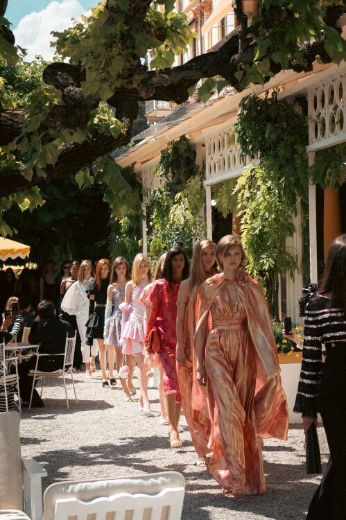 【ルック】シャネルが2025/26年 クルーズ コレクションをイタリアで発表