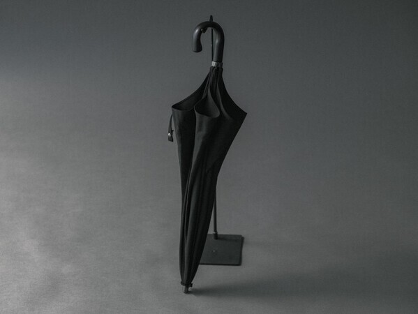 ヨウジヤマモトから「シワギャバ」を使った日傘が登場。製作は昭和5年創業の傘専門店 小宮商店