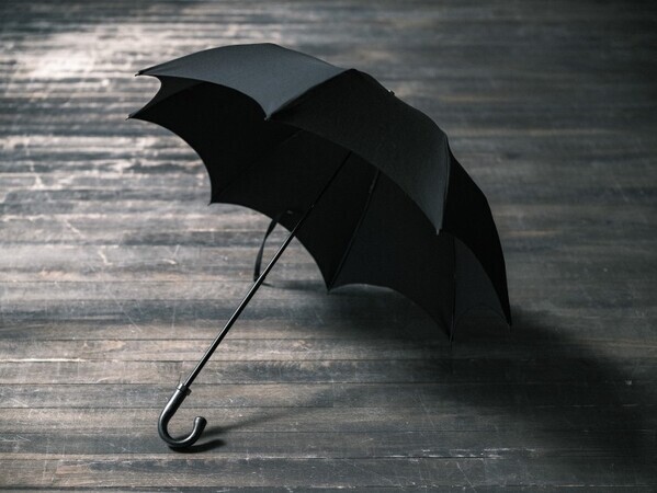 ヨウジヤマモトから「シワギャバ」を使った日傘が登場。製作は昭和5年創業の傘専門店 小宮商店