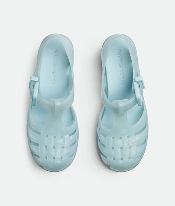 スポーティでありながらファッショナブル! ボッテガ・ヴェネタからフルラバー素材のガーティーフィッシャーマンサンダルが登場