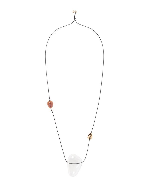 コレクション制作の旅路へ。マメ クロゴウチの2025年春夏コレクションのインスピレーションソースを青山店で展示