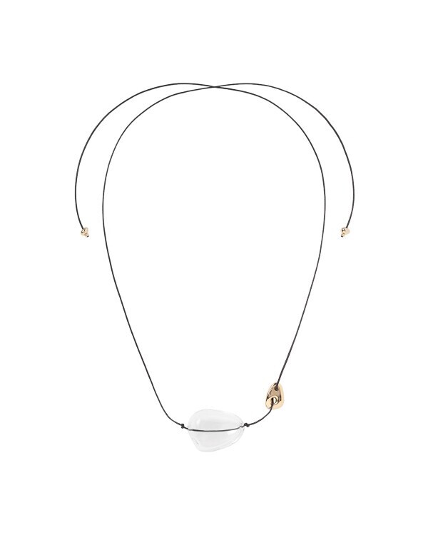 コレクション制作の旅路へ。マメ クロゴウチの2025年春夏コレクションのインスピレーションソースを青山店で展示