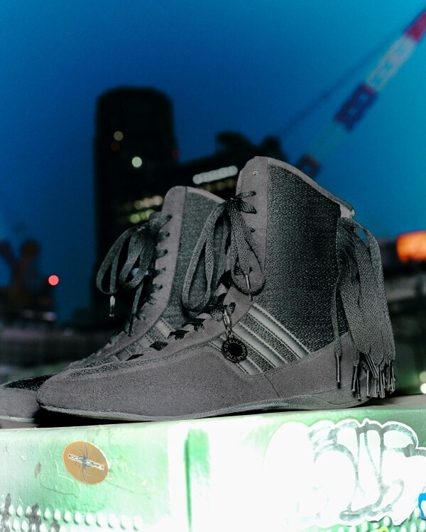 ステラ マッカートニーがヴィーガンバッグ「ファラベラ」のカプセルコレクションを発表。キャンペーンビジュアルにアオイ ヤマダを起用