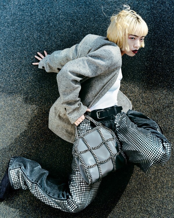 ステラ マッカートニーがヴィーガンバッグ「ファラベラ」のカプセルコレクションを発表。キャンペーンビジュアルにアオイ ヤマダを起用