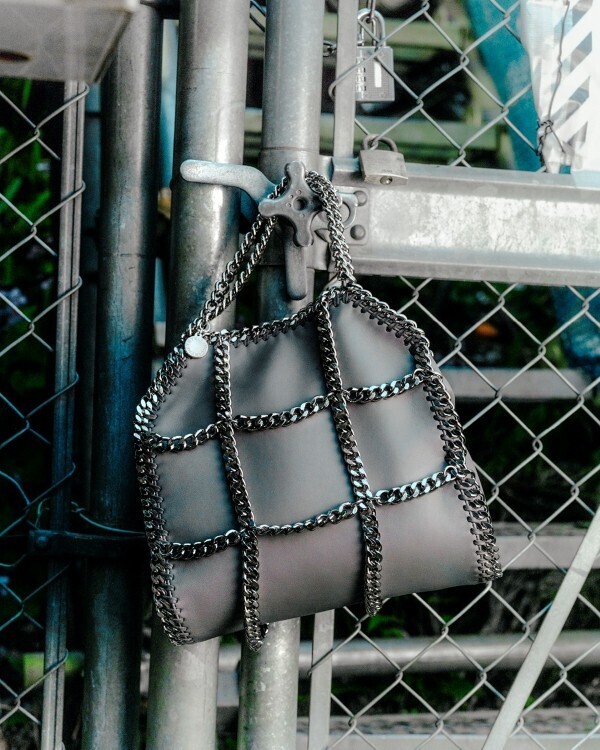 ステラ マッカートニーがヴィーガンバッグ「ファラベラ」のカプセルコレクションを発表。キャンペーンビジュアルにアオイ ヤマダを起用