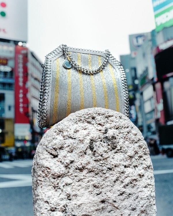 ステラ マッカートニーがヴィーガンバッグ「ファラベラ」のカプセルコレクションを発表。キャンペーンビジュアルにアオイ ヤマダを起用