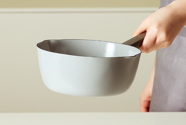 鋳物ホーロー調理器ブランド「バーミキュラ」から進化した雪平鍋が登場