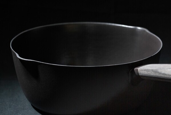 鋳物ホーロー調理器ブランド「バーミキュラ」から進化した雪平鍋が登場