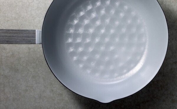 鋳物ホーロー調理器ブランド「バーミキュラ」から進化した雪平鍋が登場