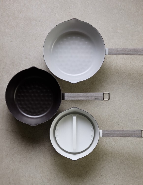 鋳物ホーロー調理器ブランド「バーミキュラ」から進化した雪平鍋が登場