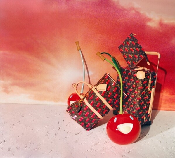 笑顔のチェリー・モチーフがカワイイ! ルイ・ヴィトン×村上隆のリエディション・コレクションの第3弾が登場