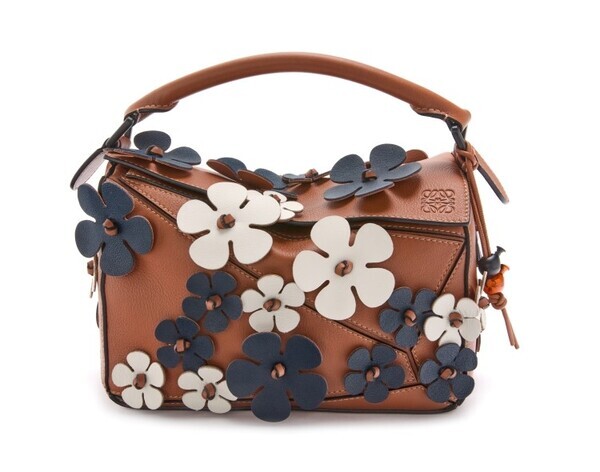 ロエベのパズルバッグが10周年、19点の復刻モデルと新デザイン1点を発売