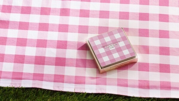 プラダ ビューティが体験型イベントを東京・表参道で開催。公園でピクニックを楽しむような空間を演出