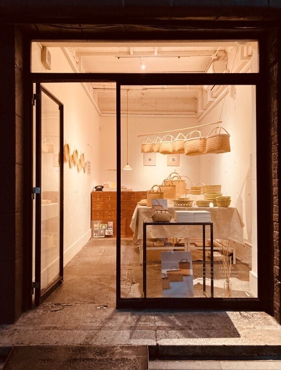 ボッテガ・ヴェネタが森岡書店とコラボし、詩集『珈琲夜船』に焦点を当てた展示を銀座フラッグシップで開催