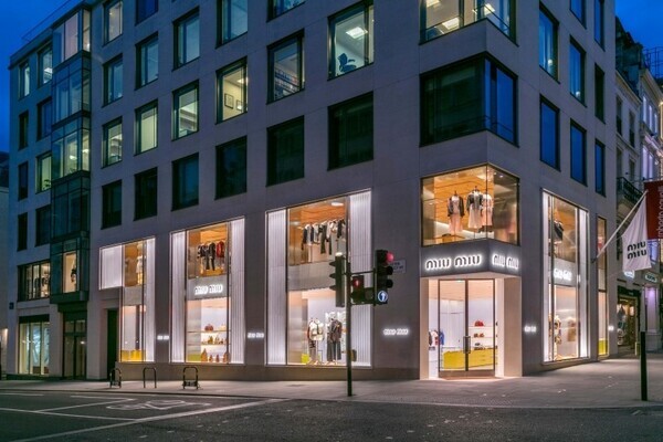 ブランドの精神を体現。ロンドン・ニューボンドストリートのミュウミュウ旗艦店がリニューアルオープン