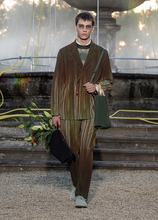 【ルック】HOMME PLISSÉ ISSEY MIYAKEが2026年春夏コレクションをピッティ・ウオモで発表