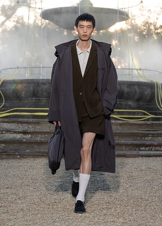【ルック】HOMME PLISSÉ ISSEY MIYAKEが2026年春夏コレクションをピッティ・ウオモで発表